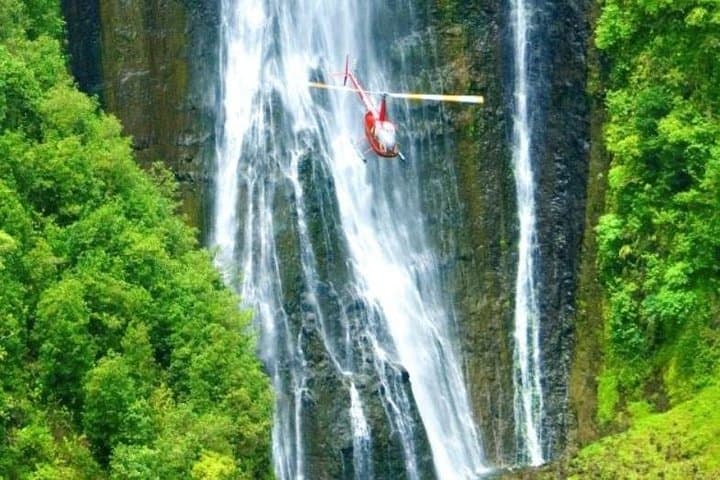 Private Magical Waterfall Helicopter Tour Over Kohala's Seven Valleys photo 5