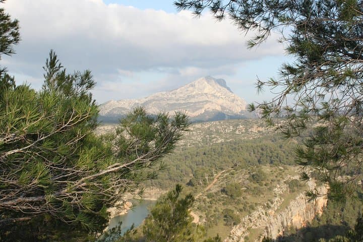Cézanne Pathway: Wine, Art & Sainte-Victoire Day Tour from Aix-en-Provence