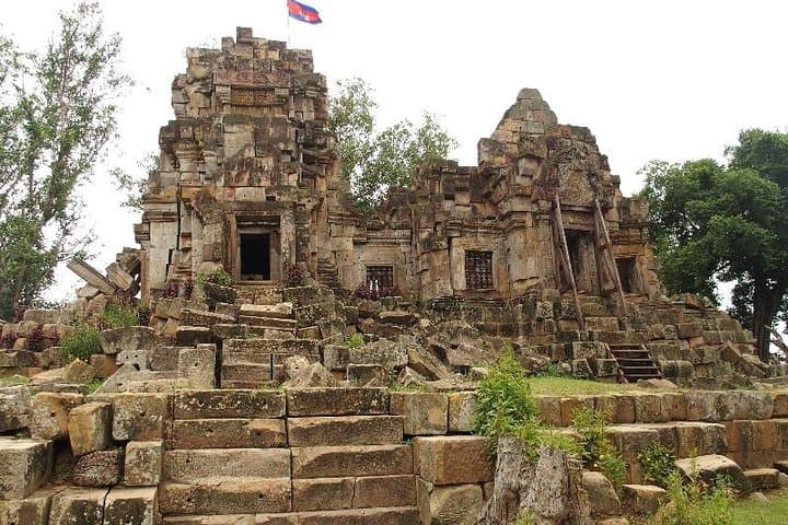 Battambang Day Tour from Siem Reap: Wat Banan, Bamboo Train & Phnom Sampov Guide photo 3