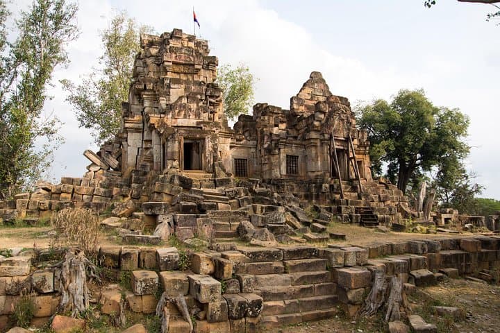 Battambang Day Tour from Siem Reap: Wat Banan, Bamboo Train & Phnom Sampov Guide photo 4