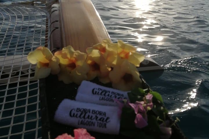 Private Sunset Lagoon Cruise in Bora Bora — Cultural Canoe Tour at Twilight photo 4