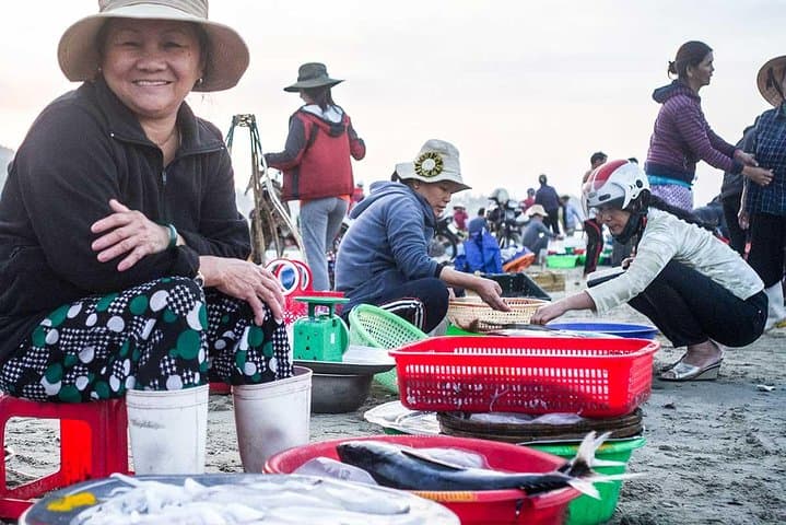 Danang Waterfront Photo Tour: Sunrise Markets, Harbours & Documentary Tips photo 4