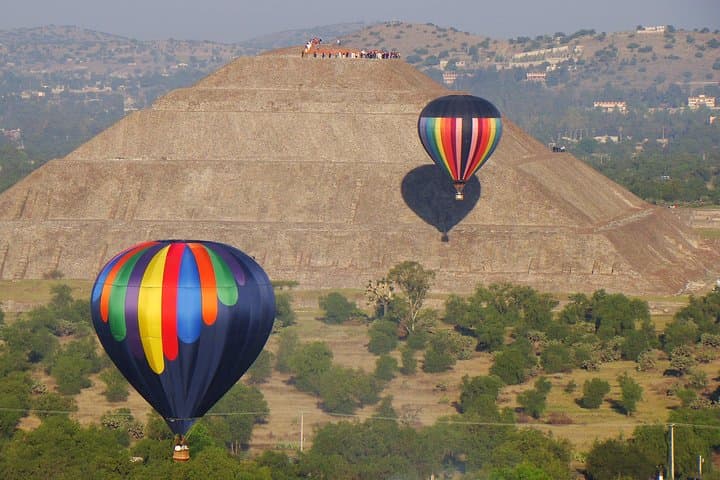 Sunrise Hot Air Balloon Over Teotihuacan Pyramids: Flight, Toast & Panoramic Breakfast photo 5
