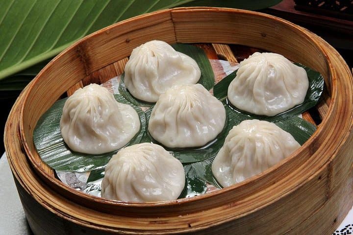 Shanghai Night Cruise on the Huangpu River and Bund Walk with Dinner photo 4