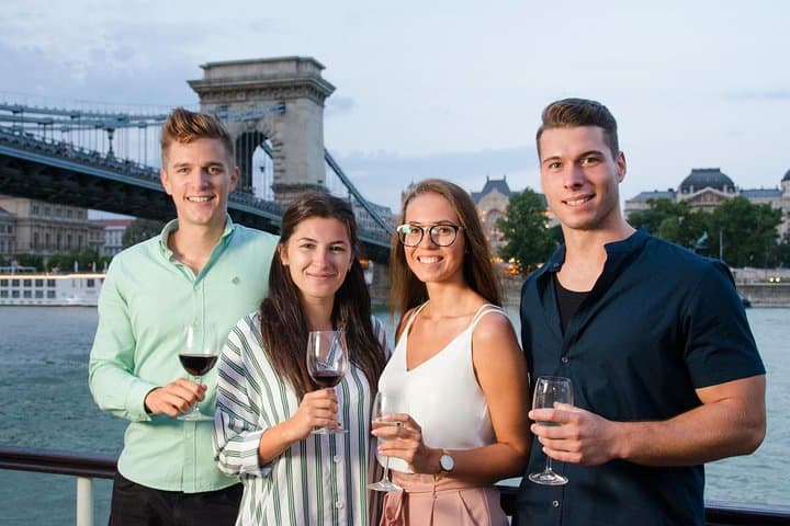 Budapest Danube Day Cruise: Cocktail & Beer River Tour Past Parliament and Buda Castle