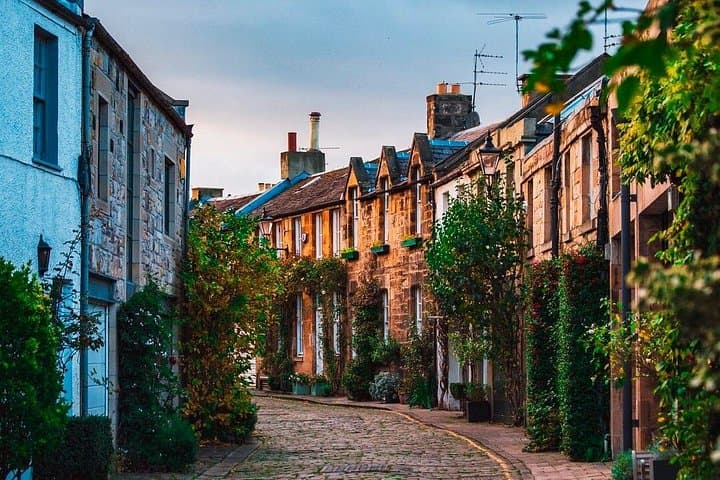 Edinburgh Half-Day Private Chauffeur Tour — Royal Mile, Castle & Arthur's Seat photo 4