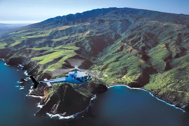 West Maui & Molokaʻi Helicopter Tour with Oceanfront Oceanfront Landing photo 3