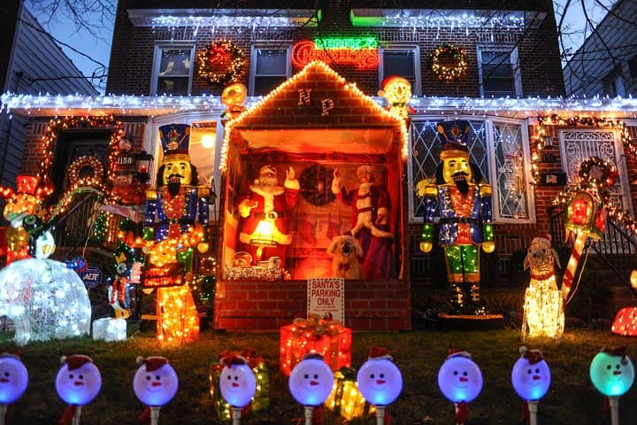Dyker Heights Christmas Lights Express: Times Square to Brooklyn Holiday Tour photo 2