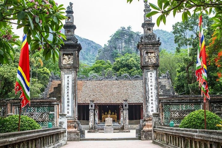 Hoa Lu, Tam Coc & Mua Cave: Luxury Day Trip from Hanoi photo 2