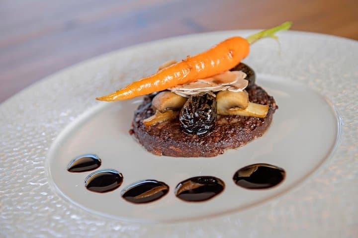 Seine Lunch Cruise from the Eiffel Tower: 1-Hour Sightseeing & 3-Course Meal photo 4