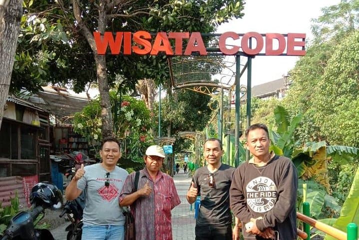 Yogyakarta Code River Kampong Walk: Batik Workshop & Palace Visit