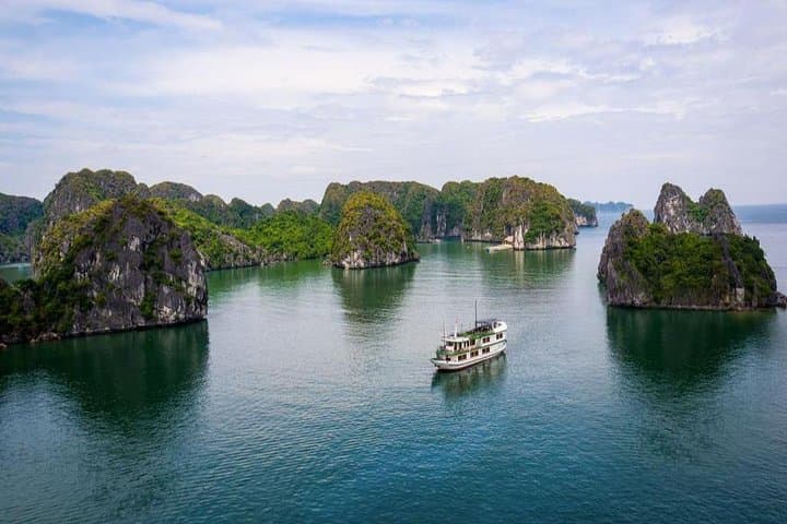 Lan Ha Bay 2-Day Luxury Cruise: Kayaking, Caves & Cooking Class
