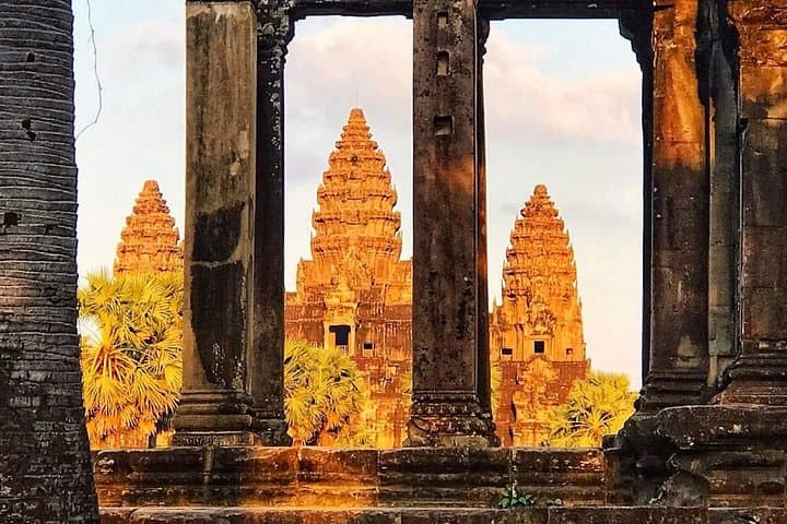 2-Day Angkor Sunrise Tour — Angkor Wat, Ta Prohm & Banteay Srei photo 1