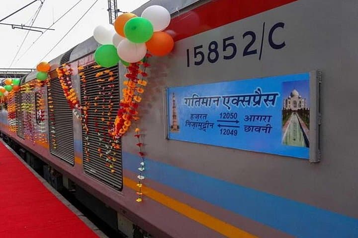 Taj Mahal by Gatimaan Express: All-Inclusive Day Trip from Delhi to Agra photo 1