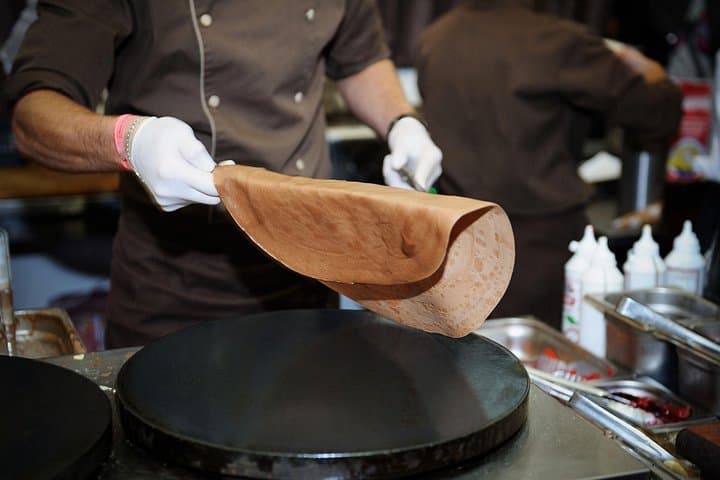 Seine River Cruise and Crepe Tasting by the Eiffel Tower: 1-Hour Sightseeing & Local Snack photo 1
