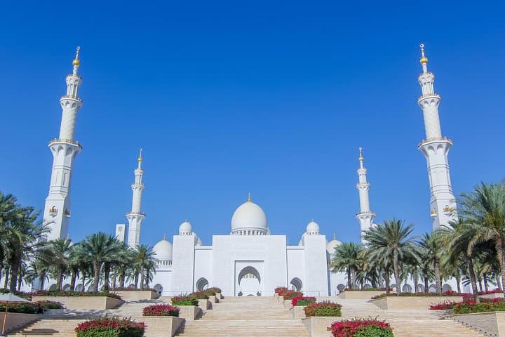 Half-Day Abu Dhabi Highlights: Sheikh Zayed Mosque, Corniche & Central Souq