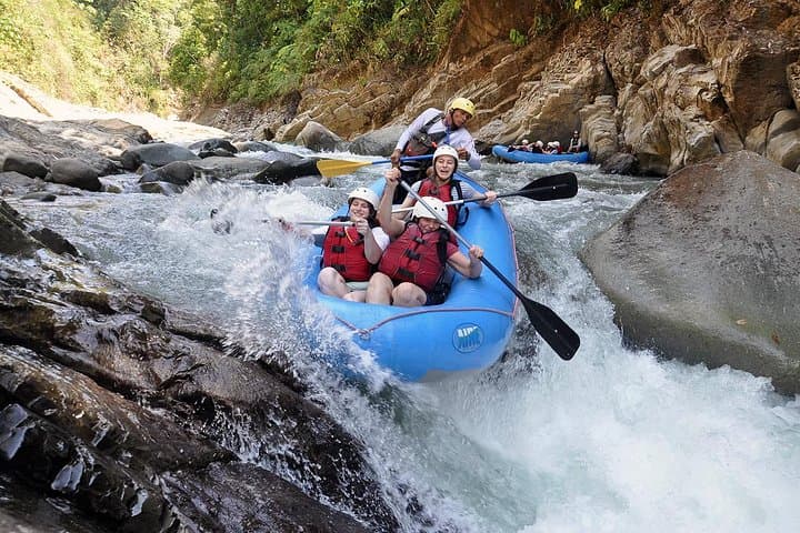 El Chorro Whitewater Rafting from Jaco — Class IV Rapids on the Naranjo River photo 4