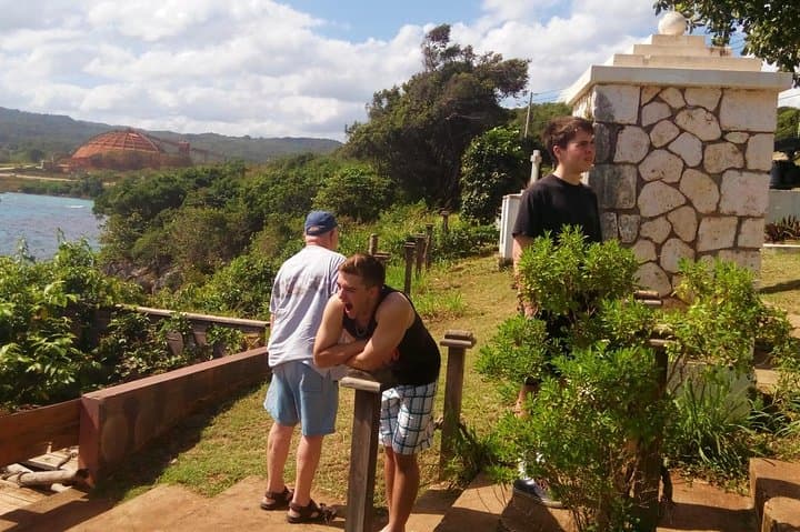 Hand-Feeding Hummingbirds and Columbus Park: Discovery Bay & Rocklands Day Tour photo 5