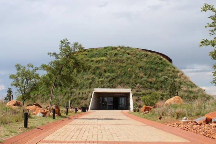 Cradle of Humankind Tour: Sterkfontein Caves & Maropeng Visitor Centre Guide