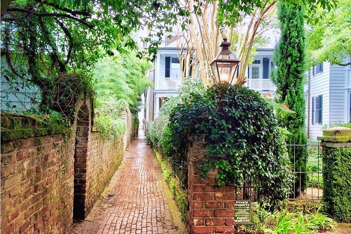 Charleston Alleyways Walking Tour: Hidden Passages & Rainbow Row photo 3