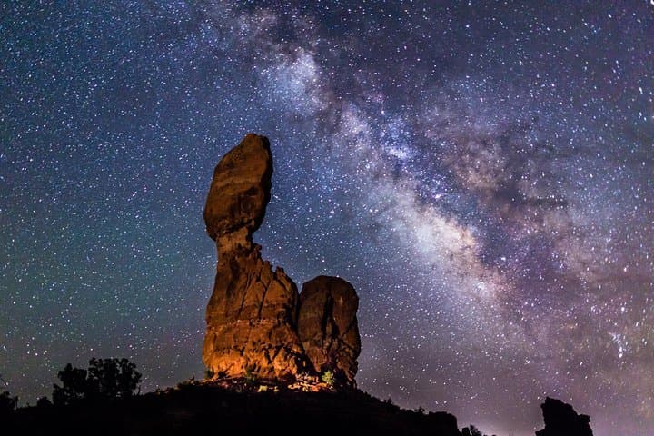 Capture the Magic: Sunset and Night Photography Tour in Arches National Park