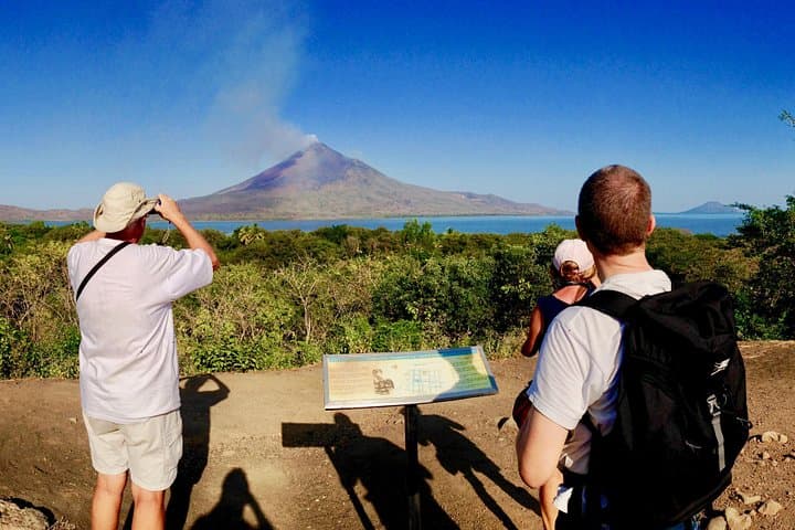 Old León and Asososca Lagoon: Explore Colonial Ruins and a Volcanic Swim Near León, Nicaragua