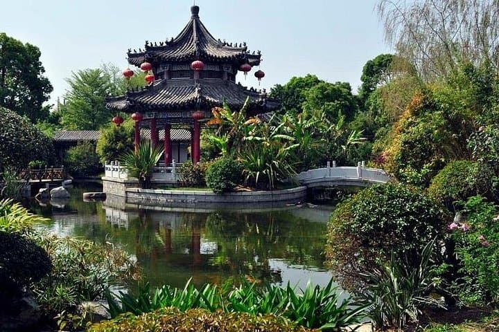 Xiamen Private Day Tour — Gulangyu Island, Nanputuo Temple & Huandao Road photo 2