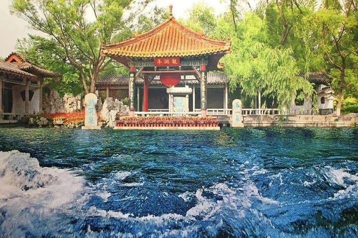 Baotu Spring Private Walking Tour — 4-Hour Spring City Stroll & Furong Street Eats
