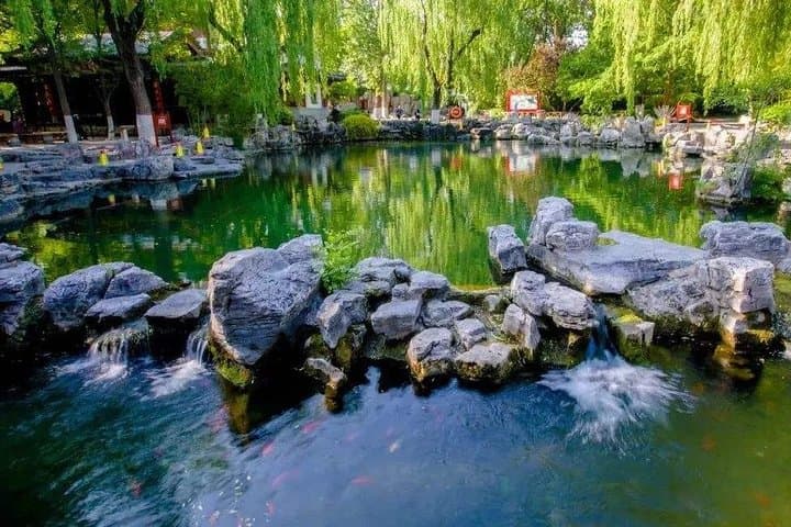 Baotu Spring Private Walking Tour — 4-Hour Spring City Stroll & Furong Street Eats photo 2