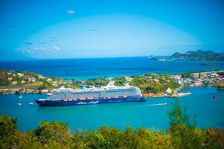 St Lucia Cruise Ship Excursion: Volcano, Pitons & Waterfalls in a Day