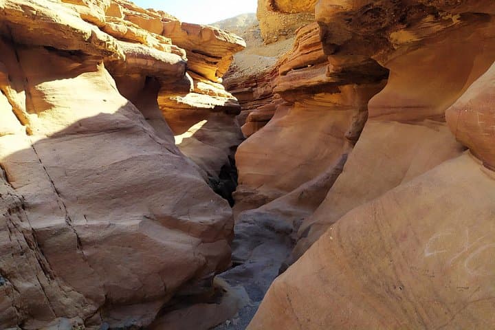 Red Canyon Jeep Tour in Eilat: Slot-Canyon Hike and Four-Countries View photo 4