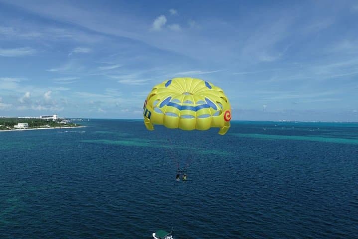 Parasail Over Cancun Bay: 80-Meter Flight with Isla Mujeres Views