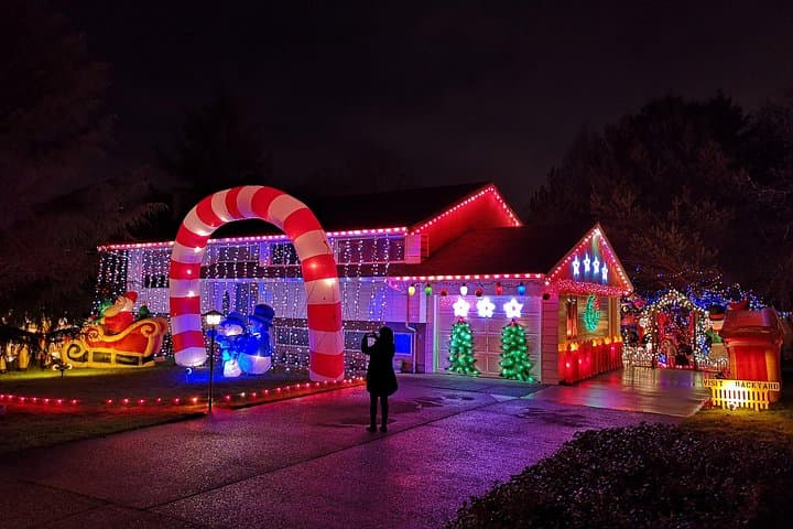 Christmas Lights Tour — Butchart Gardens & Victoria Holiday Lights photo 4