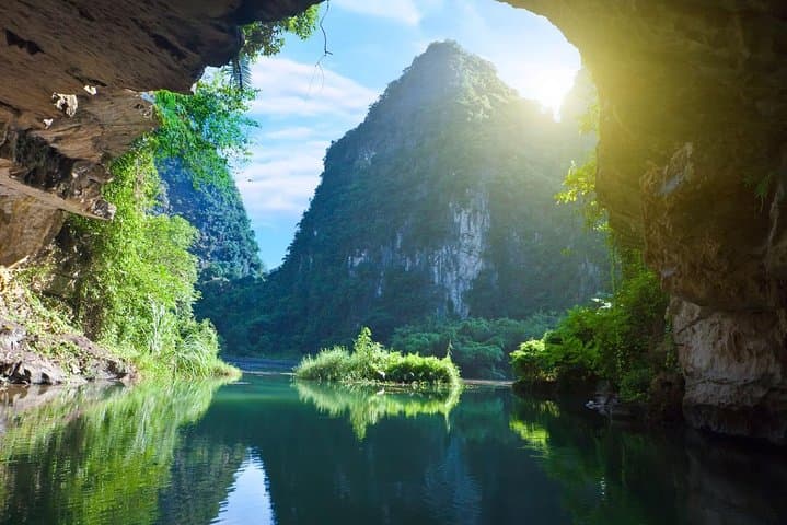 Ninh Binh to Halong Bay: 2-Day Small-Group Adventure from Hanoi