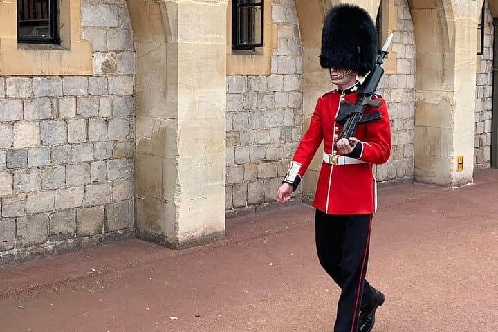 Royal London & Windsor Black Cab Day Trip — Buckingham Palace to Windsor Castle photo 5