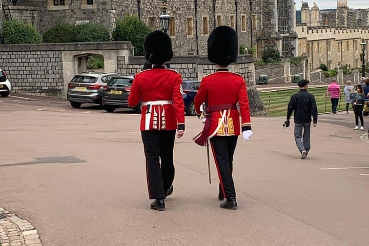 Royal London & Windsor Black Cab Day Trip — Buckingham Palace to Windsor Castle photo 2