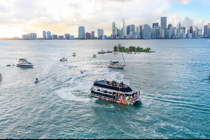 Miami 3‑Hour All‑Inclusive Party Boat: Open Bar & Skyline Cruise photo 2