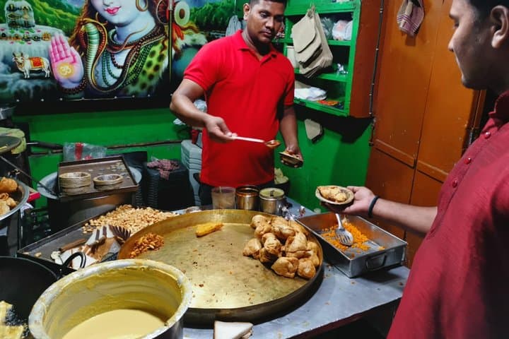 Varanasi Street Food & Market Tour: Taste Banaras' Flavors and Craft Traditions photo 4