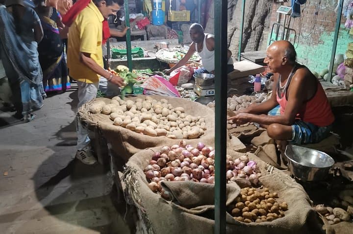 Varanasi Street Food & Market Tour: Taste Banaras' Flavors and Craft Traditions photo 5