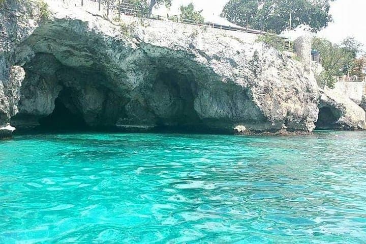 Rick's Cafe Sunset Cruise and Snorkelling in Negril — Snorkel Reefs, Sail to Rick's & Watch Cliff Jumps photo 3