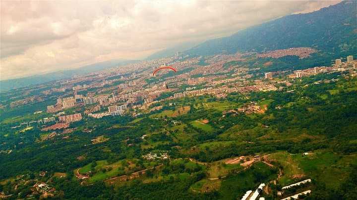 Tandem Paragliding Over Bucaramanga: Private Flight Above the Valley photo 4