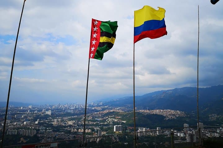 Tandem Paragliding Over Bucaramanga: Private Flight Above the Valley photo 6