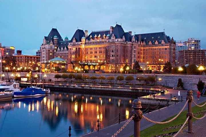 Vancouver to Whistler and Victoria: 2-Day Private Tour with Butchart Gardens & Sea-to-Sky