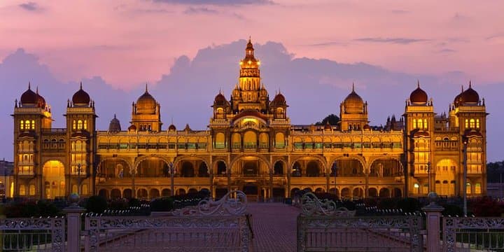 Mysore in a Day: A Practical Guide to the Palace, Gardens and Chamundi Hill