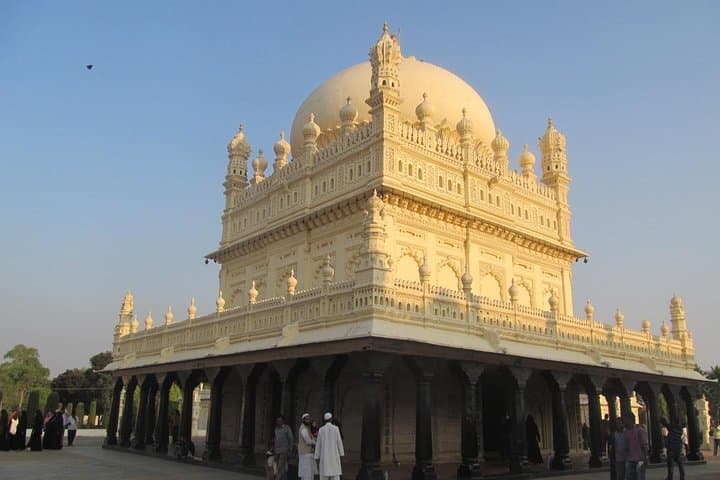 Mysore in a Day: A Practical Guide to the Palace, Gardens and Chamundi Hill photo 2