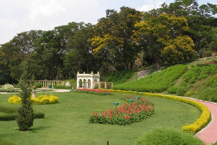Mysore in a Day: A Practical Guide to the Palace, Gardens and Chamundi Hill photo 4