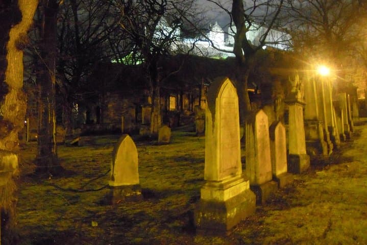 Edinburgh After Dark: 2-Hour Ghost Tour with English Guide