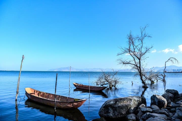 Dali Essentials: Erhai Lake, Three Pagodas & Dali Ancient Town Private Day Tour photo 6