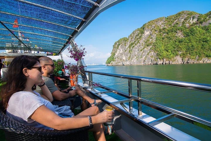 Halong Bay Deluxe Day Cruise with Private Expressway Transfer from Hanoi