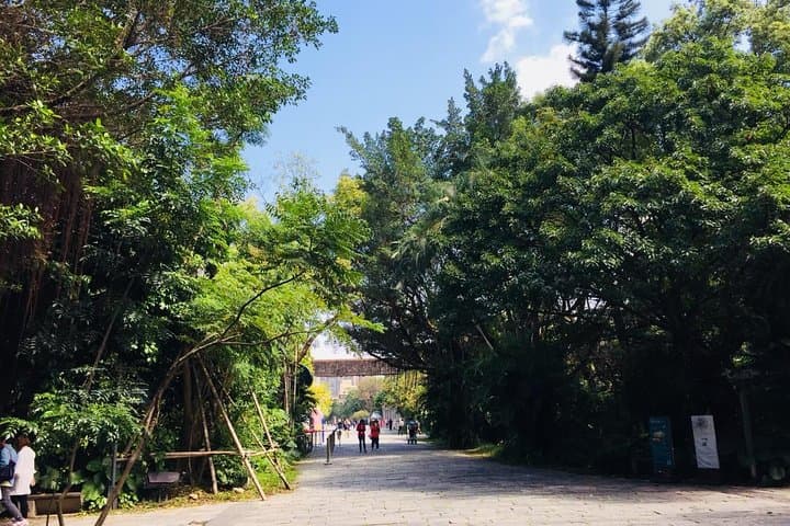 Taipei to Yehliu, Shifen & Jiufen: Private Small-Group Bus Tour with English or Japanese Guide